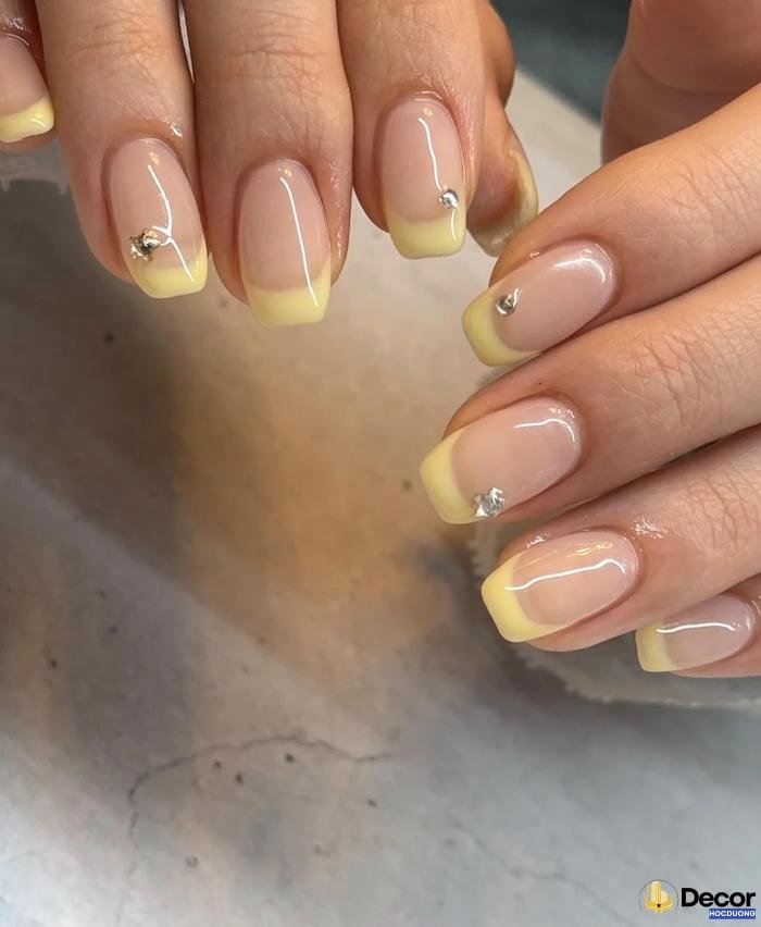 nail màu vàng phong cách
