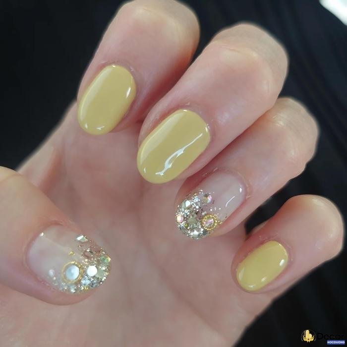 nail màu vàng thẩm mỹ