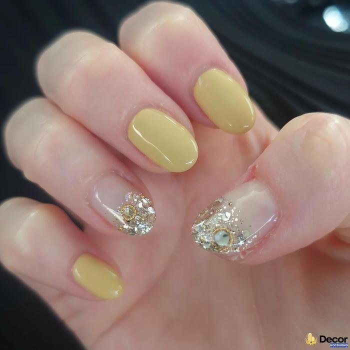 nail màu vàng thanh lịch