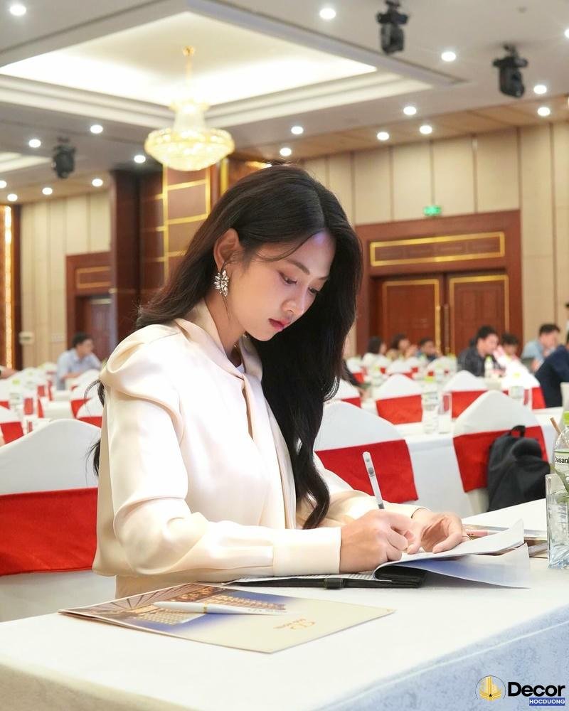 Loạt ảnh gái xinh công sở chất lượng