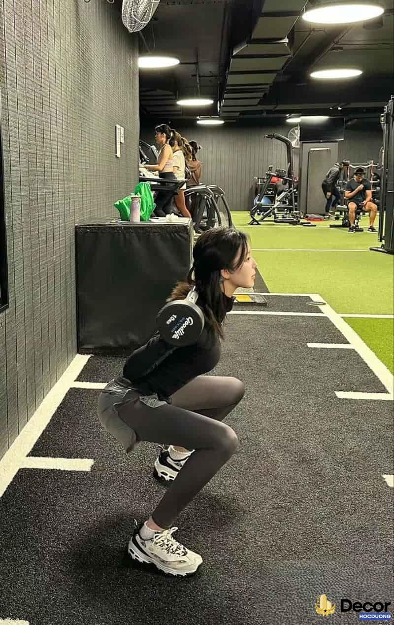 ảnh gái xinh tập gym ngoài trời