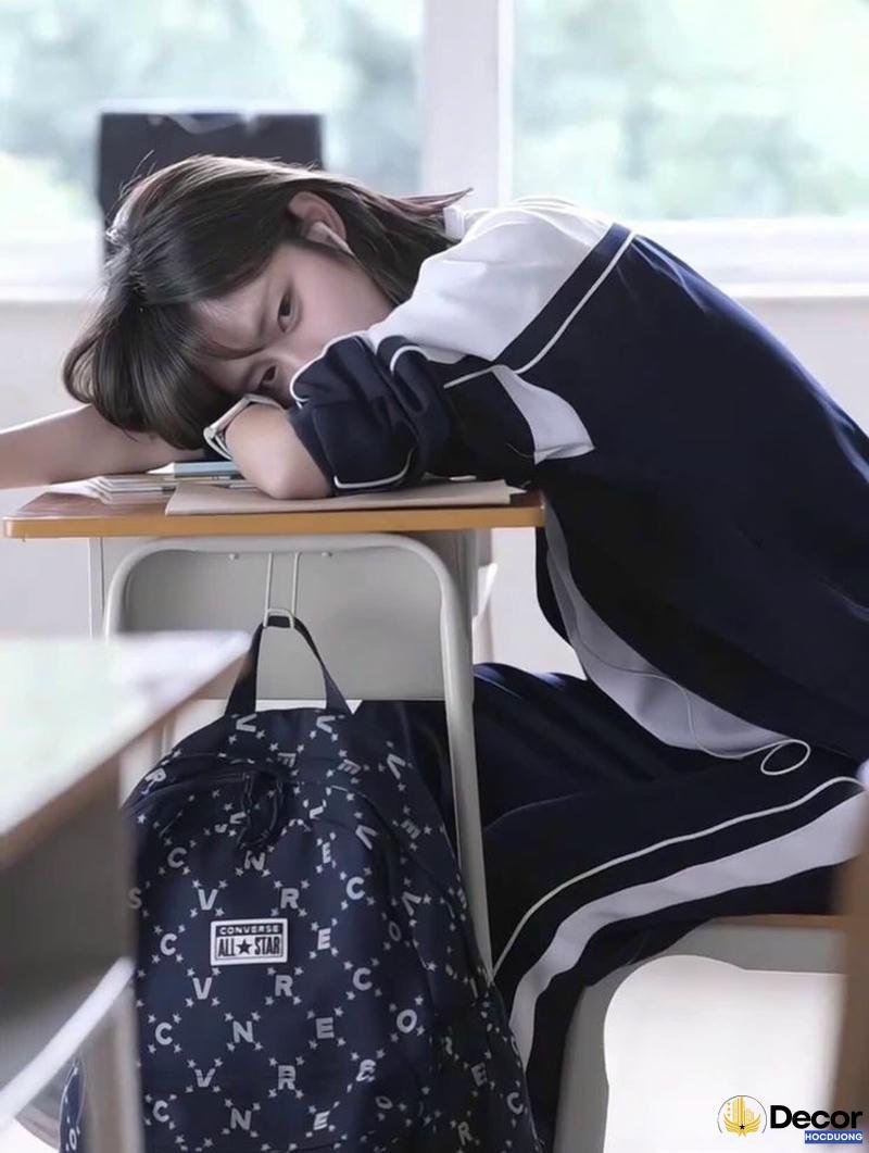 gái xinh buồn bên cửa sổ