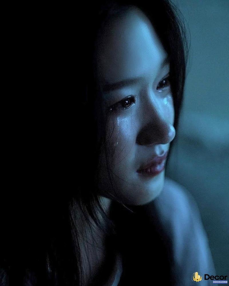 gái xinh buồn chụp trong studio