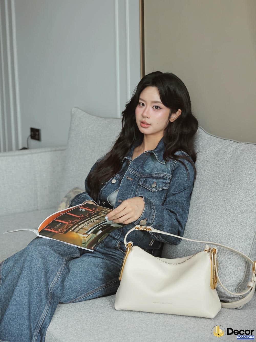 Hàn Hằng biểu cảm tự nhiên.