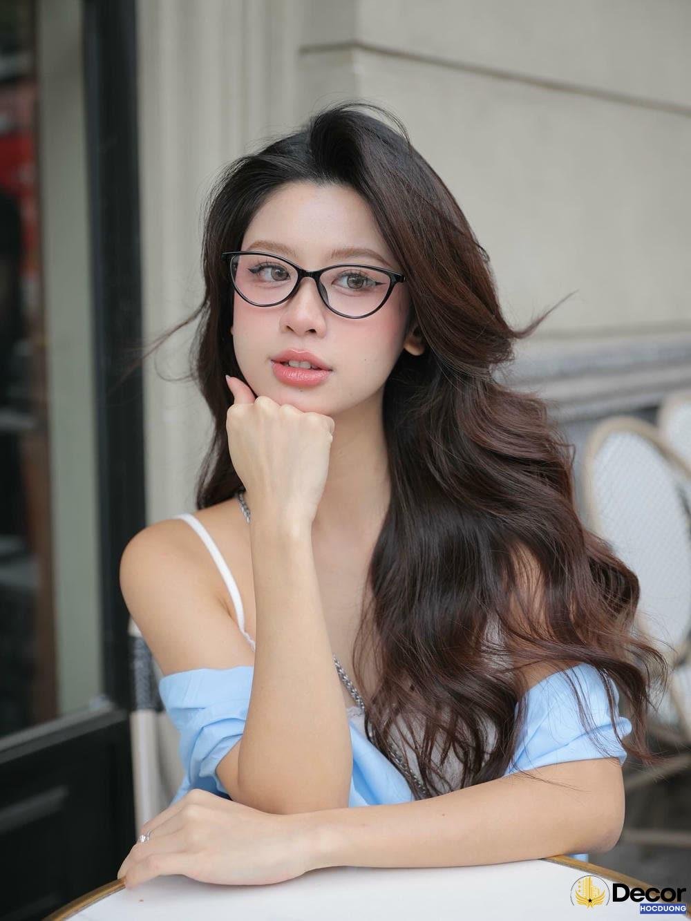 Hàn Hằng mỉm cười.