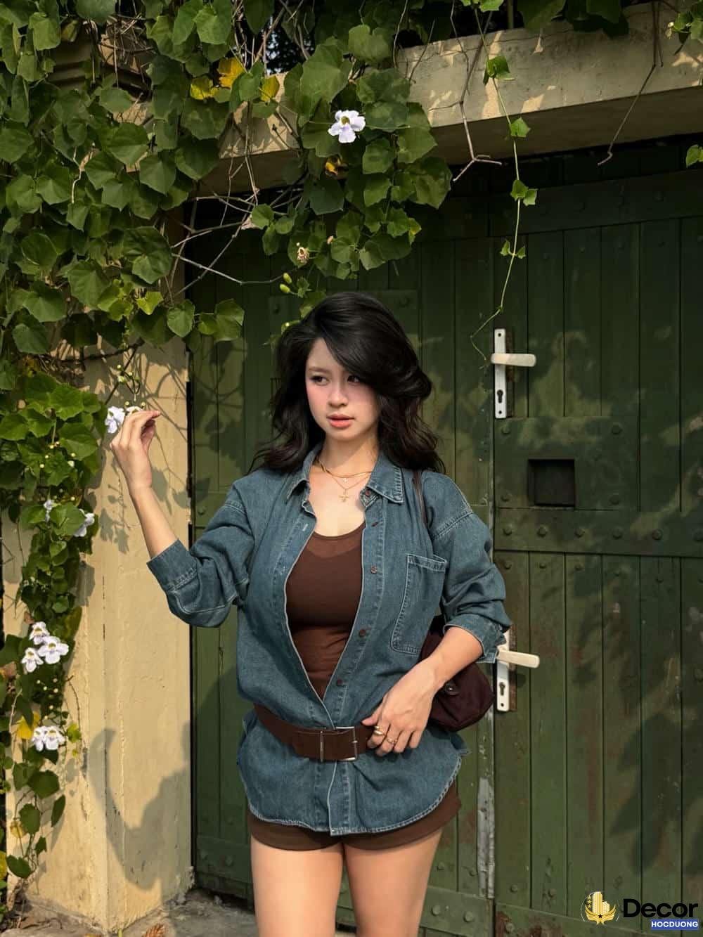 Hàn Hằng tạo dáng.