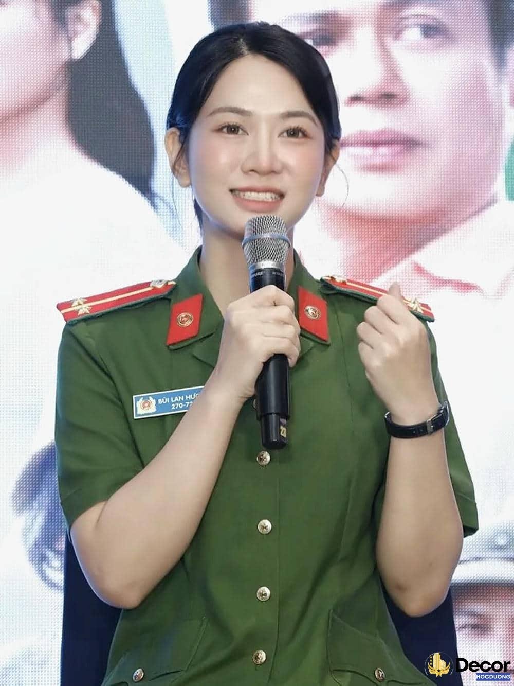Lê Bống tạo dáng.