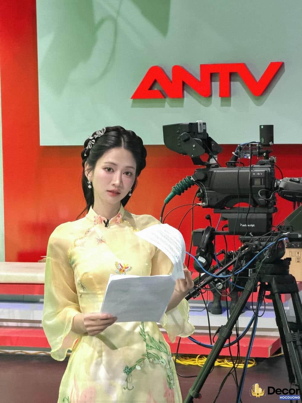 Lê Bống trang phục thường ngày.