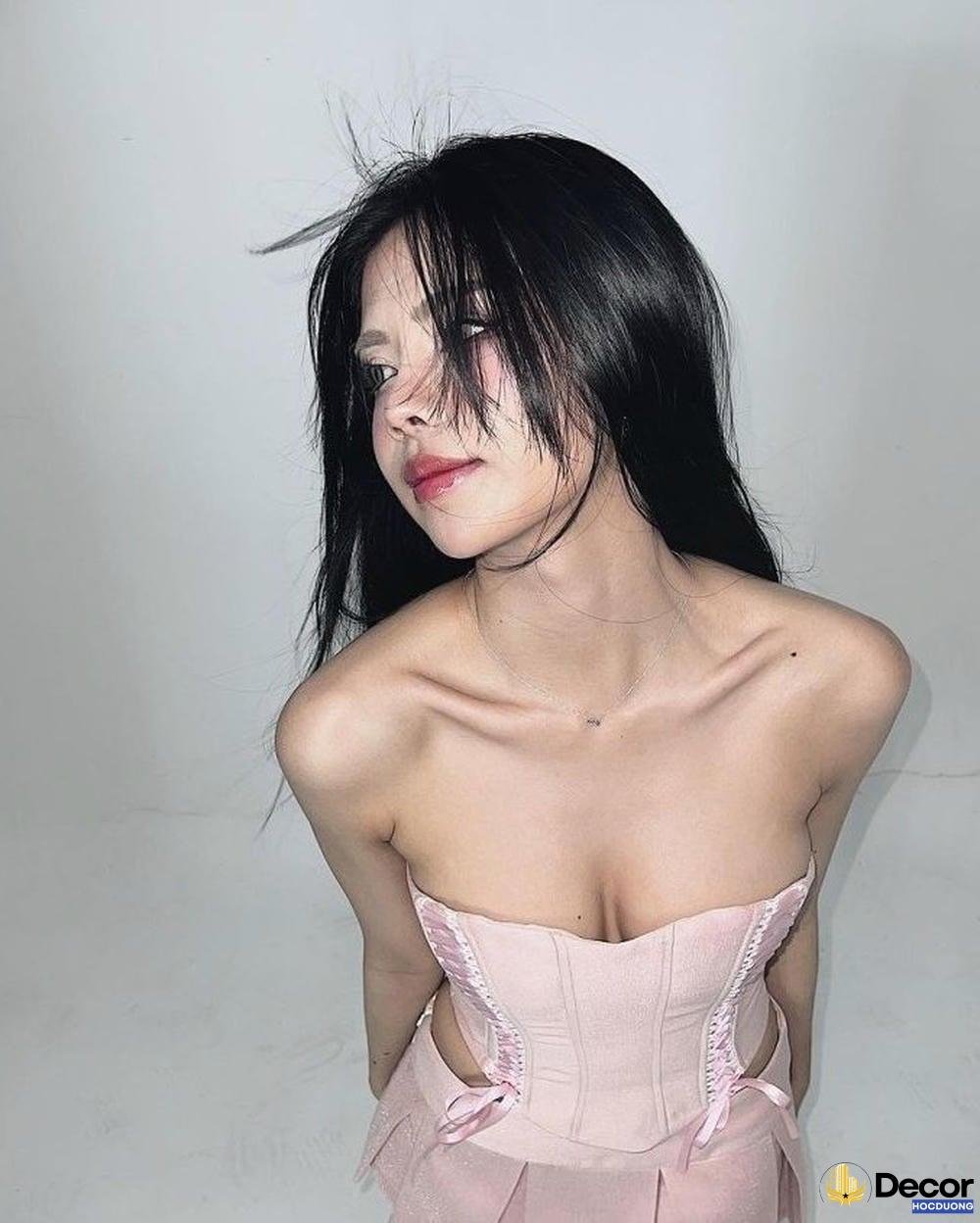 Mai Dora biểu cảm tự nhiên.