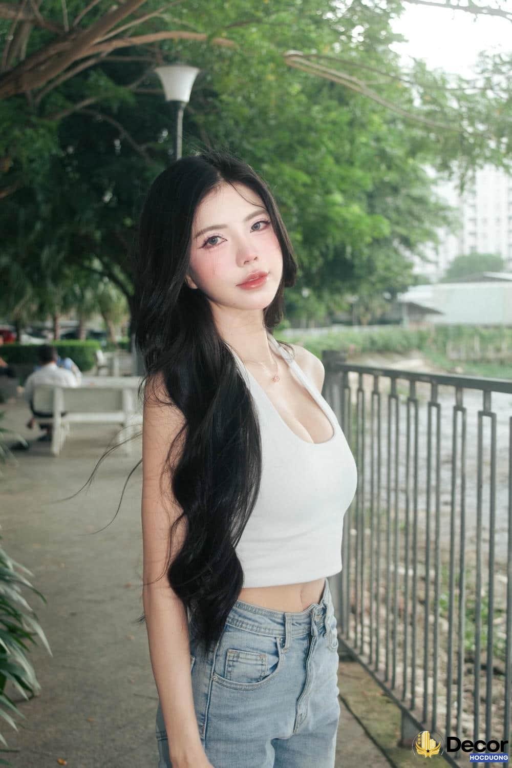 Mai Dora mỉm cười.