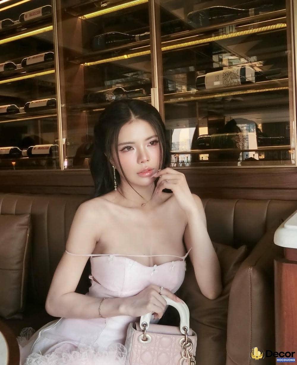 Mai Dora tạo dáng.