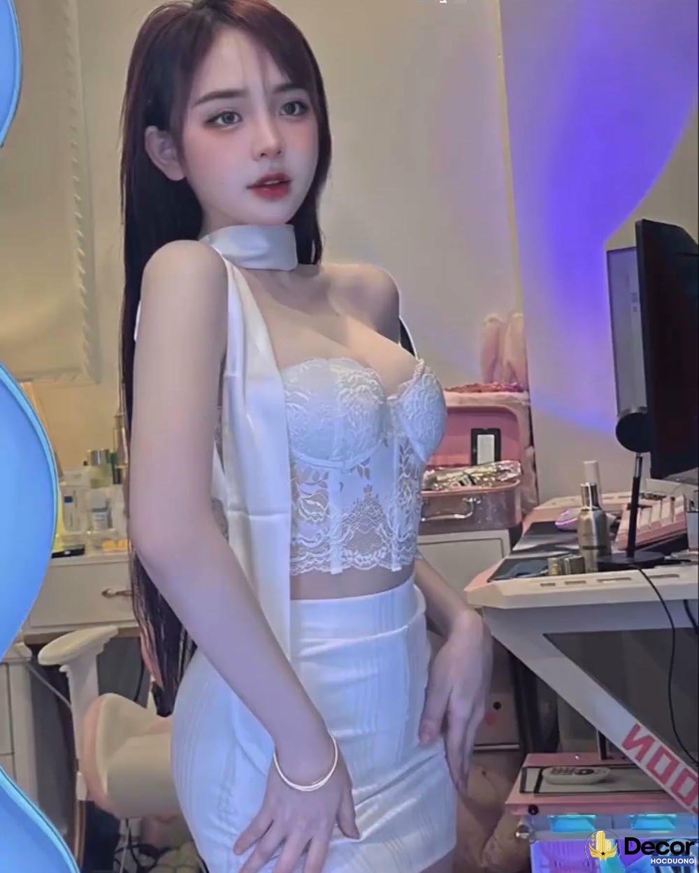 Trần Huyền Châu mỉm cười.