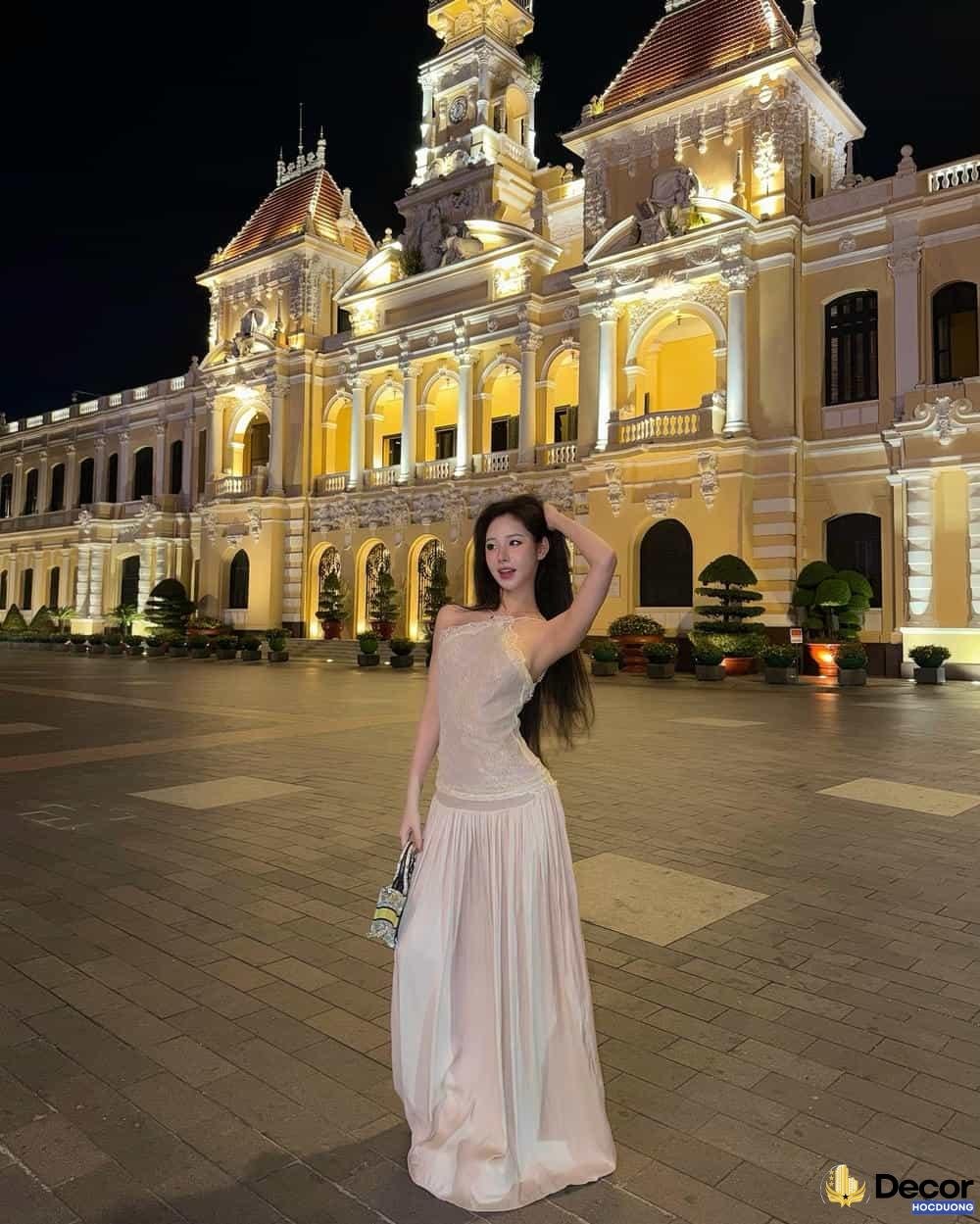 Uyên Nhi phong cách hiện đại.