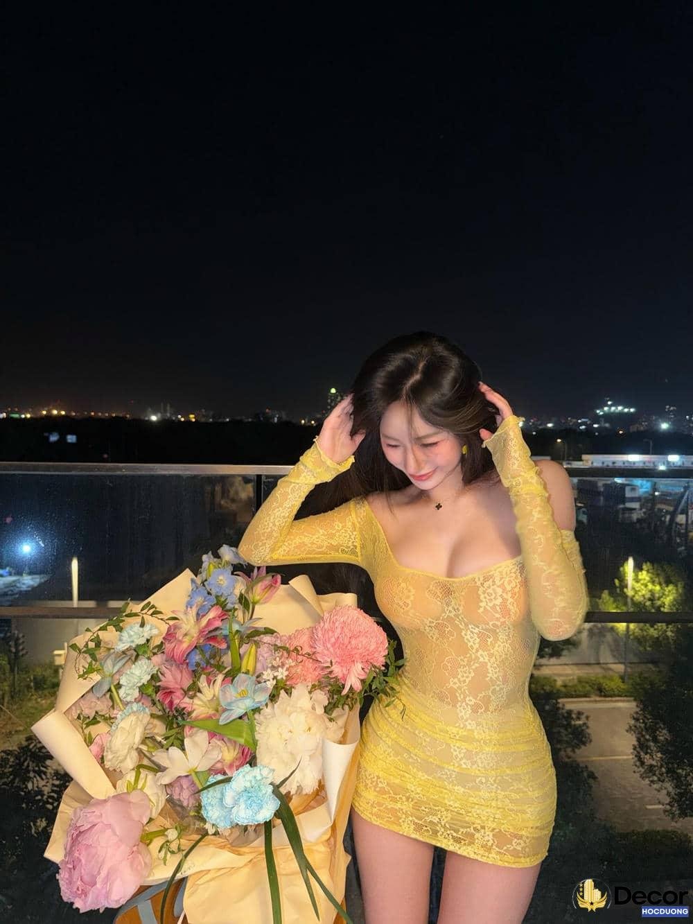 Uyên Nhi với mái tóc dài.