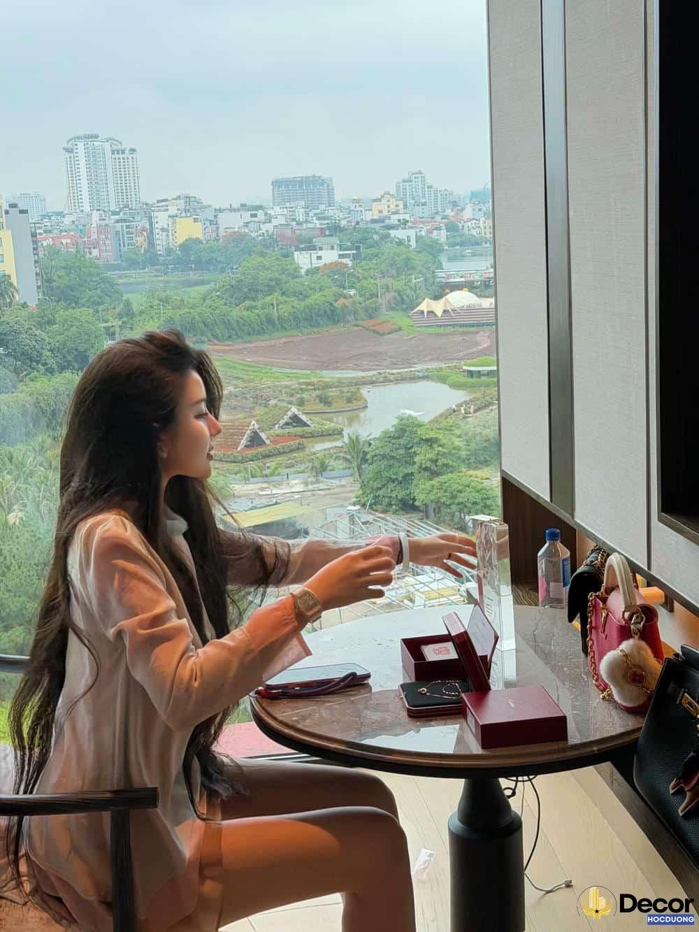 Võ Ngọc Trân biểu cảm tự nhiên.