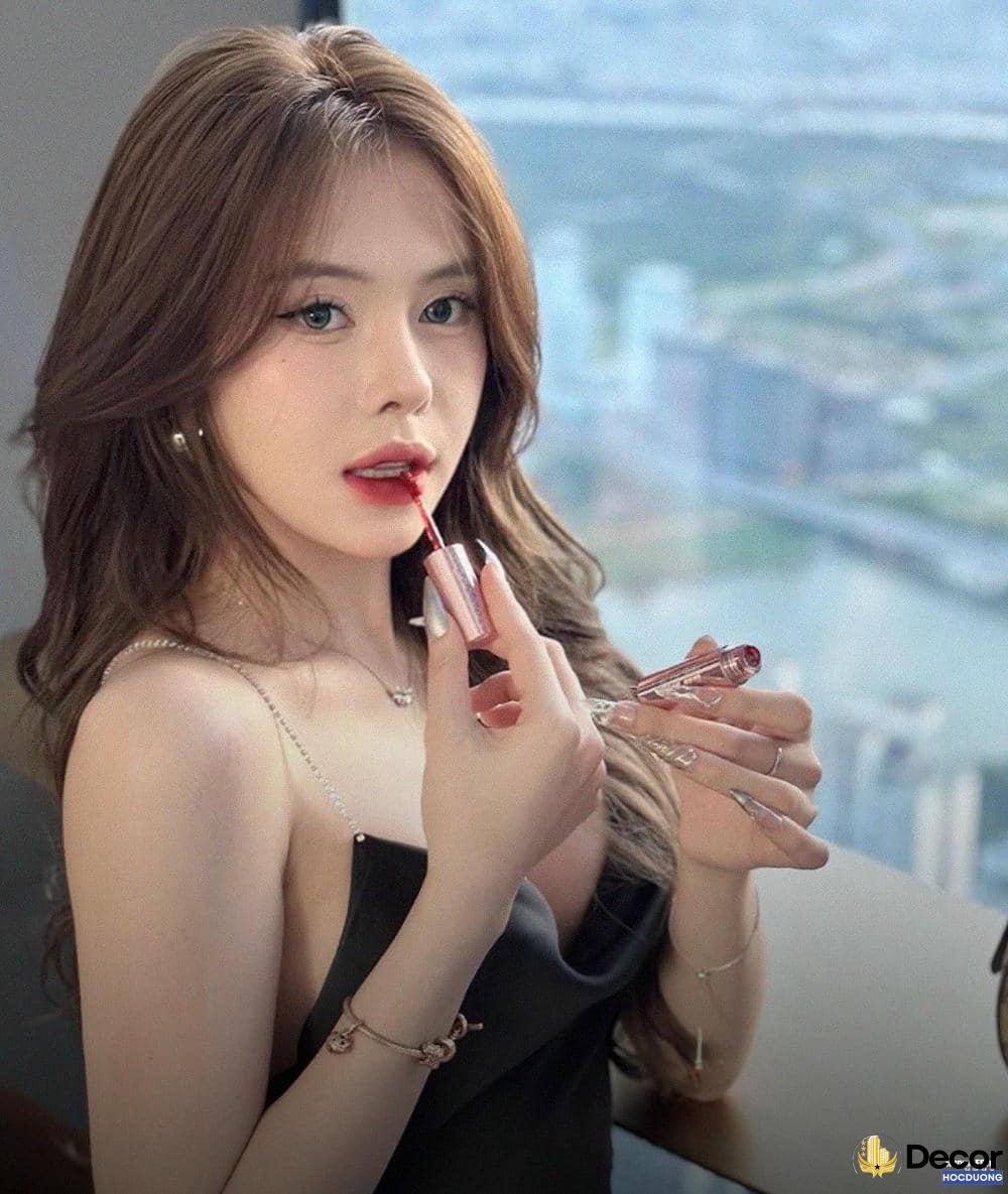 Võ Nữ Ngân Hà nhìn máy ảnh.