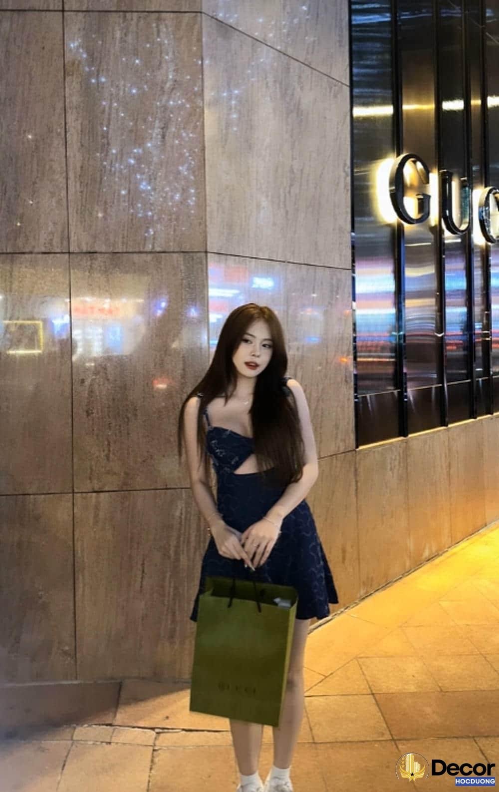 Võ Nữ Ngân Hà tạo dáng.