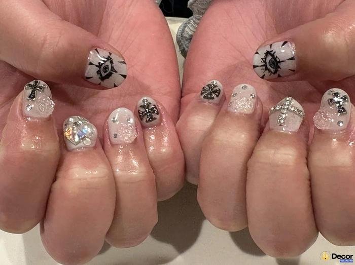 nail trắng đen cá tính