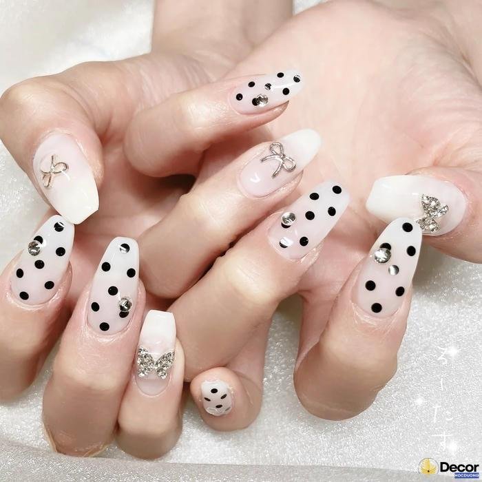 nail trắng đen nổi bật