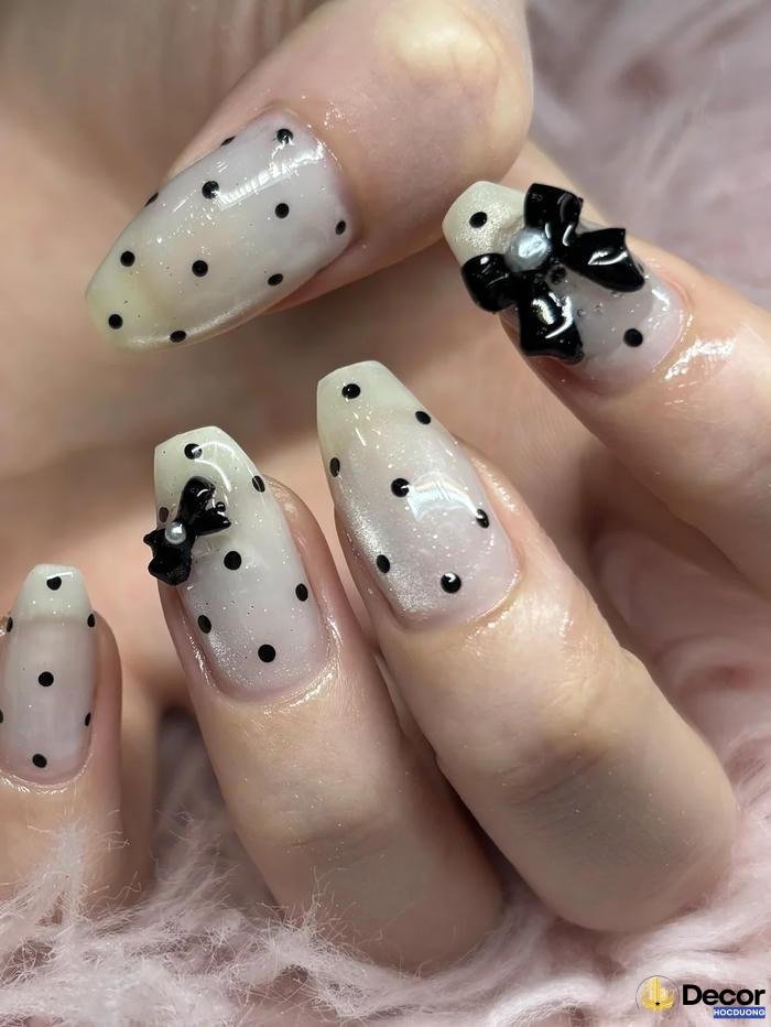 nail trắng đen sáng tạo