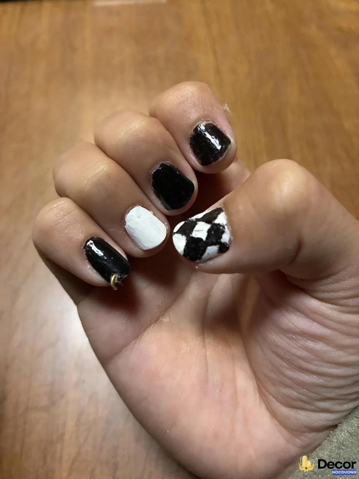 nail trắng đen tinh tế