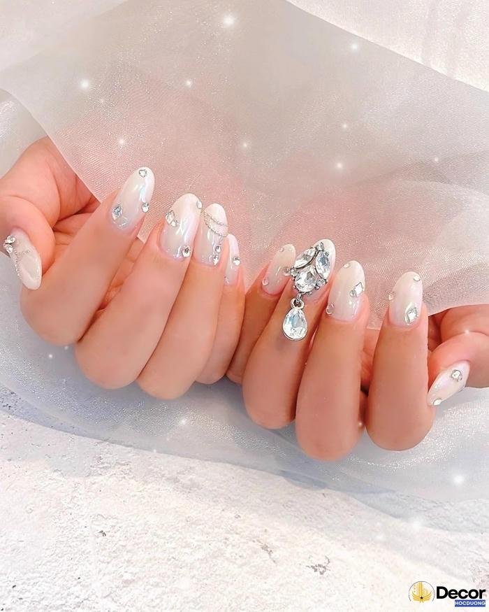 nail trắng đẹp mắt