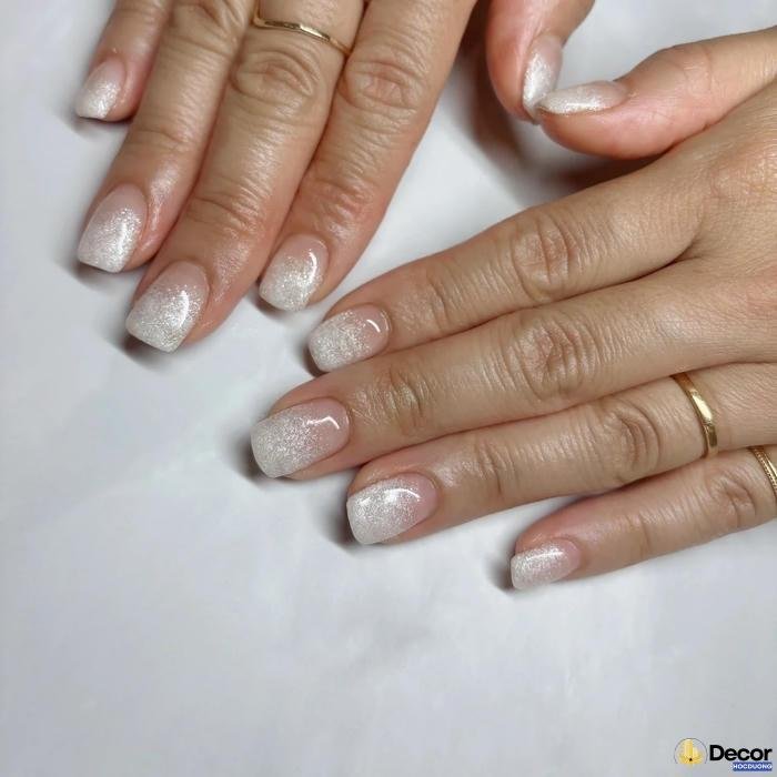 nail trắng đơn giản