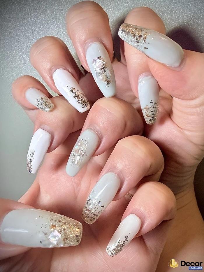 nail trắng hiện đại
