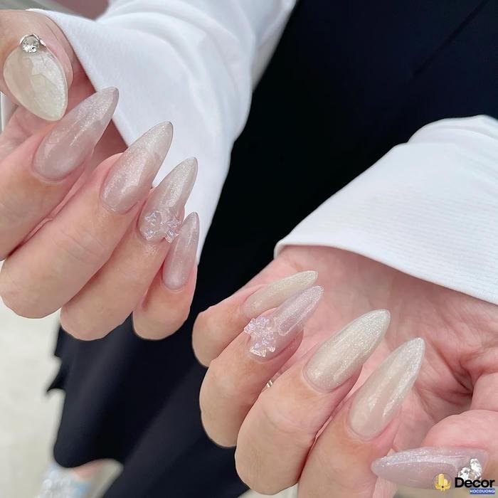 nail trắng tinh tế