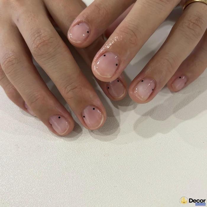 nail trong suốt tinh tế
